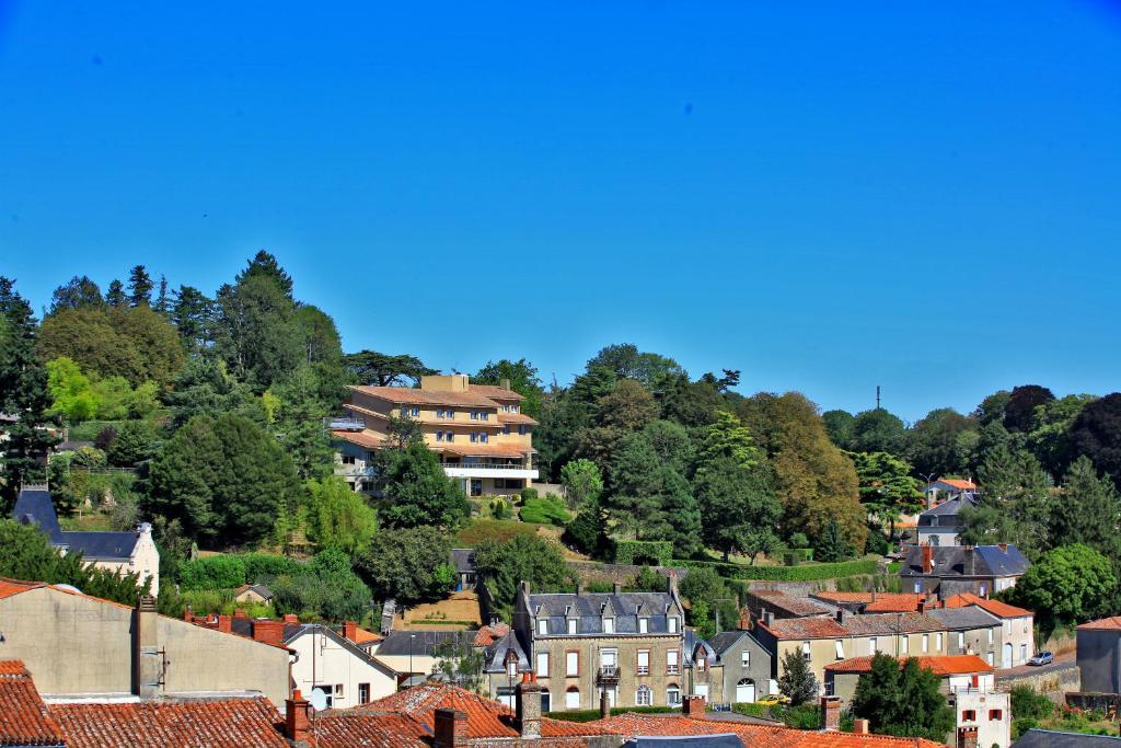 Logis Hotel De La Bruyere Pouzauges Εξωτερικό φωτογραφία